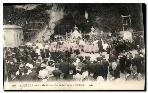 Ansichtskarte AK Lourdes La Grotte avant Le Depart De La Procession