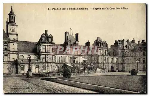 Cartes postales Palais de Fontainebleau Facade Sur La Cour des Adieux