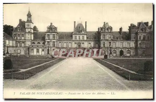 Cartes postales Palais De Fontainebleau Facade Sur Le Cour des Adieux