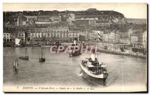 Cartes postales Dieppe L Avant port Sortie de la Malle Bateaux