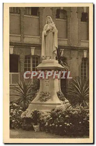 Cartes postales La Statue de Sainte Therese de l enfant Jesus dans la cour d entree du carmel de Lisieux