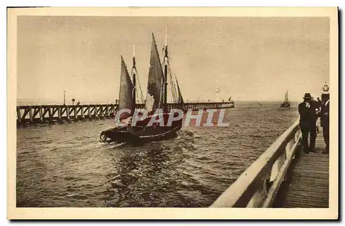 Ansichtskarte AK Deauville La Plage Fleurie La Jetee Le Chenal Bateau