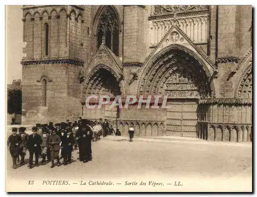 Ansichtskarte AK Poitiers Cathedrale Sortie des Vepres Pretre Enfants