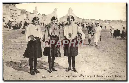 Cartes postales Les Sables D Olonne Groupe de Sablaises Sur La Plage Folklore