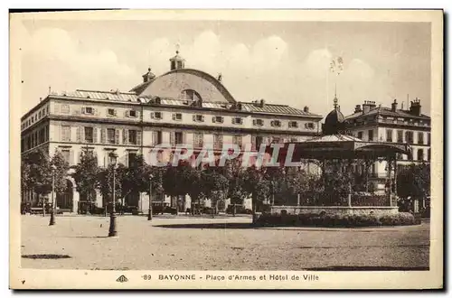 Cartes postales Bayonne Place d Armes et Hotel de Ville