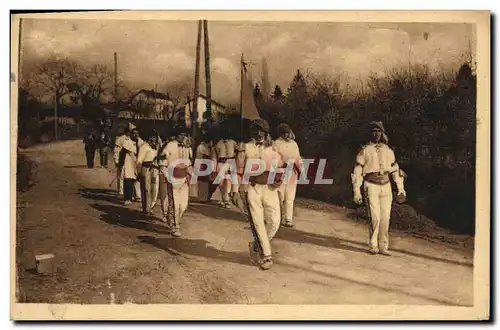 Cartes postales Types basques se rendant a Biarritz Folklore Costumes