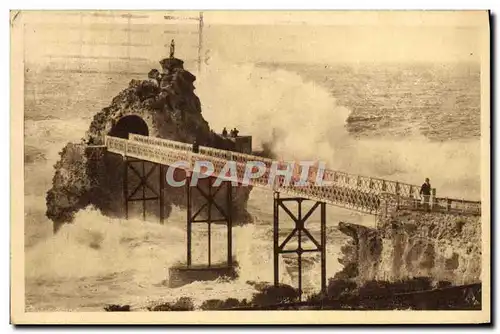 Ansichtskarte AK Biarritz La Tempete Au rocher de La Vierge