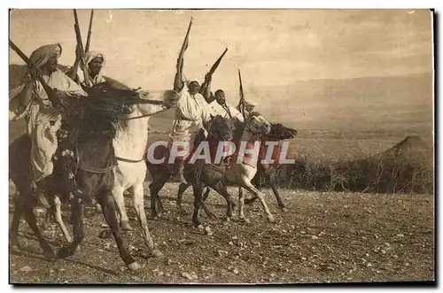 Ansichtskarte AK Tipos y costumbres Rifenas Coriendo la polvora Melaab el Barud