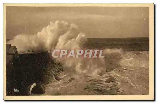 Ansichtskarte AK Biarritz Un coup de mer sur la digue du rocher de la vierge