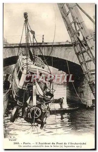 Cartes postales Paris L Accident du Pont de L Archeveche Un omnibus automobile dans la Seine 27 septembre 1911