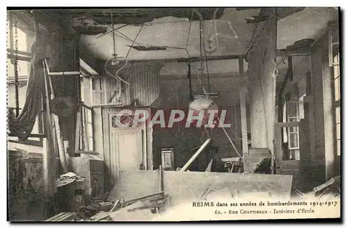 Ansichtskarte AK Reims Dans ses annees de Bombardement Militaria Rue Courmeaux Interieur d ecole militaria