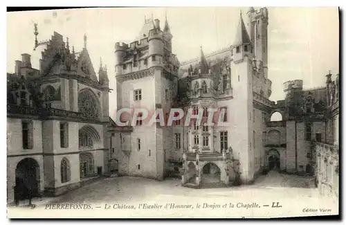 Ansichtskarte AK Pierrefonds Le Chateau L Escalier d Honneur le Donjon et la Chapelle