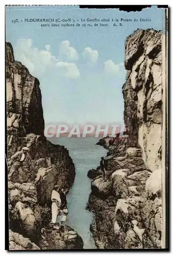 Ansichtskarte AK Ploumanach Le Gouffre situe a la Pointe du Diable entre deux rochers de