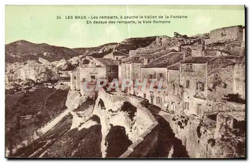 Cartes postales Les Baux Les Remparts a Gauche le Vallon de la Fontaine