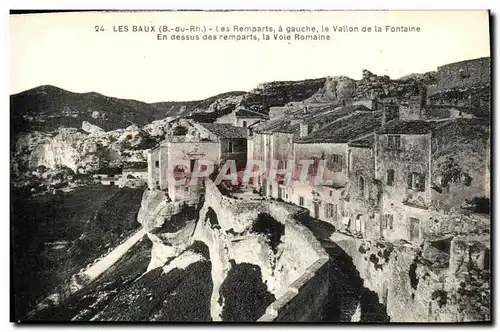 Cartes postales Les Baux Les Remparts a Gauche le Vallon de la Fontaine