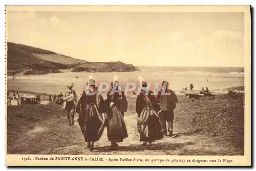 Cartes postales Pardon de Sainte Anne la Palue Apres l office divine un groupe de pelerins se dirigeant vers la