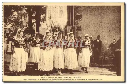 Cartes postales Pardon de Sainte Anne la Palue La banniere de la veneree Sainte Anne Folklore