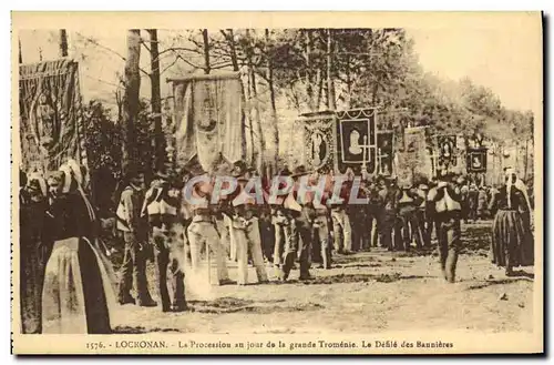 Cartes postales Locronan La Processiou au Jour de la Grand Tromenie Le defile des bannieres Folklore Costume