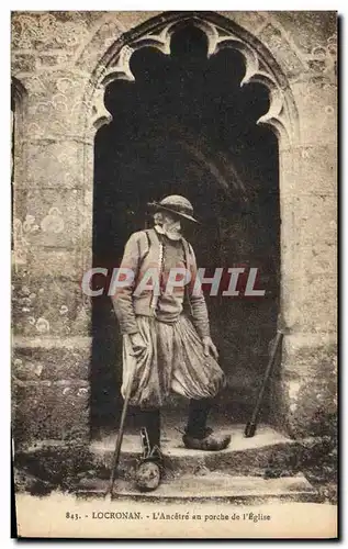 Ansichtskarte AK Locronan L Ancetre au Porche de L Eglise Folklore Costume