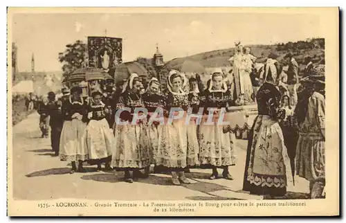 Cartes postales Locronan Procession de la Pardon de la Tromenie Folklore Costume La procession quittant le bourg