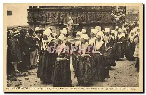 Cartes postales Plougastel Daoulas La procession Les femmes mariees portent la veneree Sainte Anne Folklore