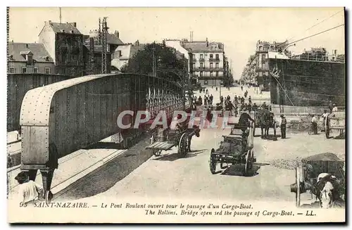 Cartes postales Saint Nazaire Le Pont Roulant ouvert pour le passage d un cargo boat