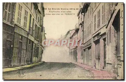 Cartes postales Militaria La Grande Guerre Explosino d un obus Dans Une rue de Verdun