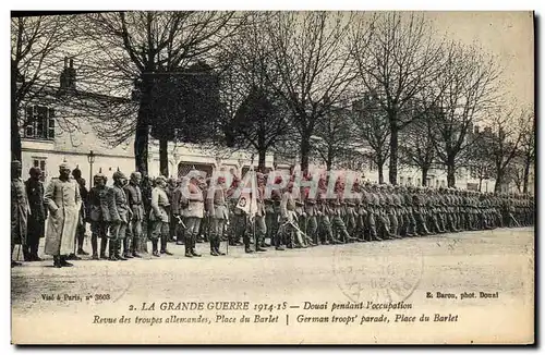 Ansichtskarte AK Militaria La Grande Guerre Douai Pendant l occupation Revue des troupes allemandes Place Barlet