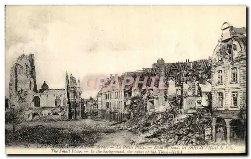 Cartes postales Militaria Arras La Petite Place Dans le fond restes de L Hotel de ville