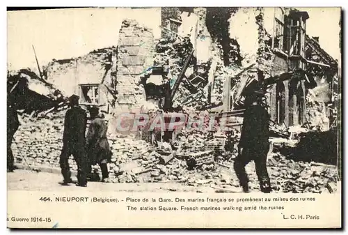 Cartes postales Militaria Nieuport Place de la Gare Des Marins francais se promenent au milieu des ruines