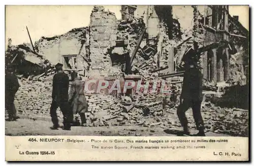 Ansichtskarte AK Militaria Nieuport Place de la Gare Des marins francais se promenent au milieu des ruines