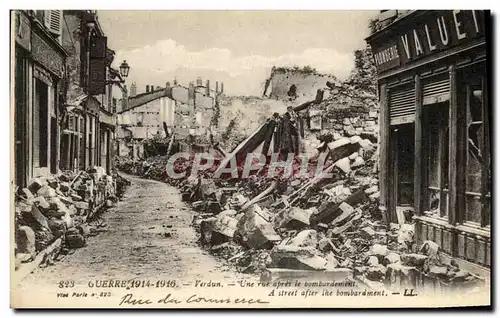 Ansichtskarte AK Verdun Une rue apres le bombardement Militaria