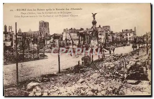 Cartes postales Militaria Reims dans les Ruines apres la retraite des allemands Place d Erlon vers la cathedrale