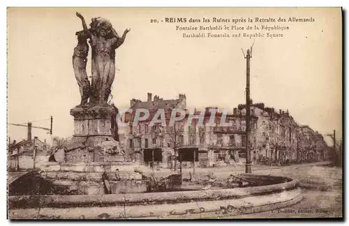 Ansichtskarte AK Militaria Reims dans les Ruines apres la retraite des allemands Fontaine Bartholdi et place de l