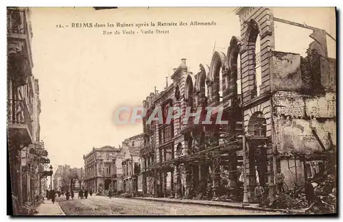 Ansichtskarte AK Militaria Reims dans les Ruines apres la retraite des allemands Rue de Vesle