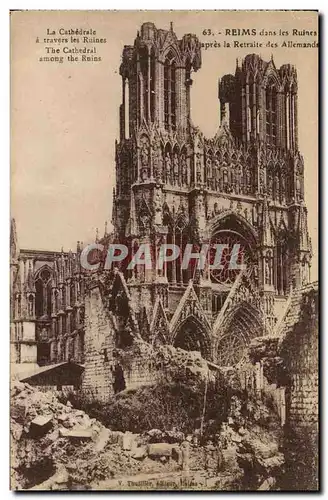 Ansichtskarte AK Militaria Reims dans les Ruines apres apres la retraite des allemands La cathedrale