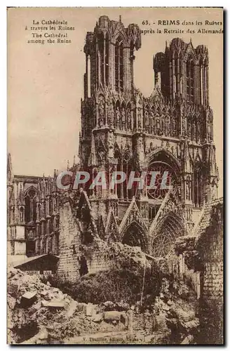 Cartes postales Militaria Reims dans les Ruines apres apres la retraite des allemands La cathedrale