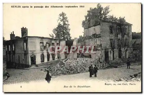 Cartes postales Militaria Senlis apres le passage des Allemands Rue de la Republique