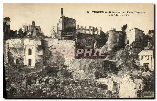 Cartes postales Militaria Verdun en Ruines Les Vieux Remparts