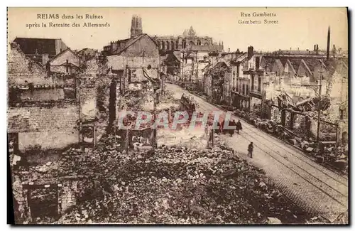 Cartes postales Reims Dans les Ruines apres la Retraite des Allemands Militaria