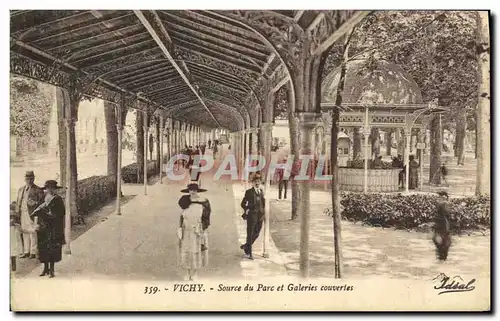 Cartes postales Vichy Source du Parc et Galeries Couvertes