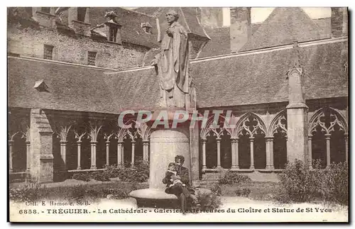 Ansichtskarte AK Treguier La Cathedrale Galeries exterieures di Gloitre et Statue de St Yres