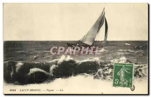 Ansichtskarte AK Saint Brieuc Vagues Bateau