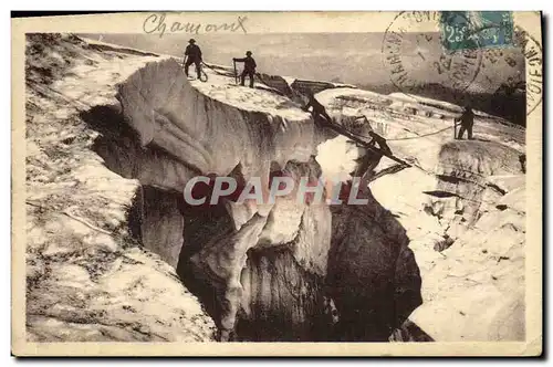 Cartes postales Chamonix Traversee d une crevasse au Mont Blanc