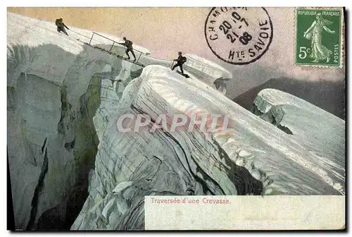 Ansichtskarte AK Traversee d une crevasse Alpinisme
