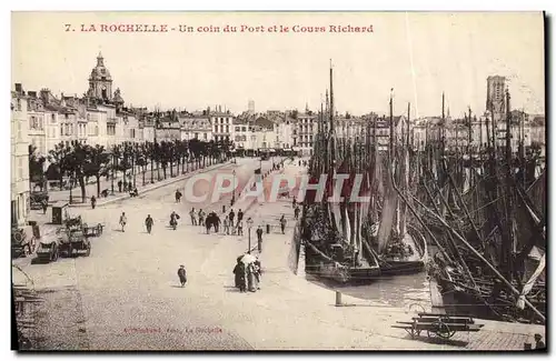 Ansichtskarte AK La Rochelle Un Coin du Port et le Cours Richard Bateaux