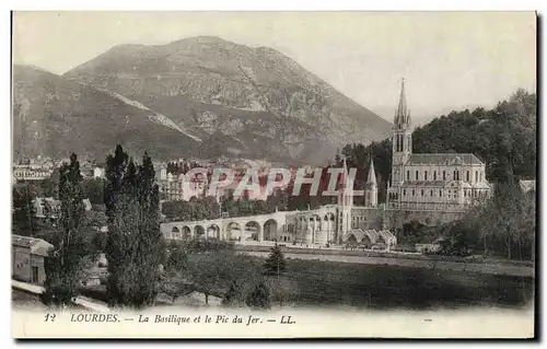 Cartes postales Lourdes La Basilique et le Pic du Jer