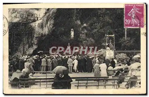 Cartes postales Lourdes Groupe de Pelerins devant la Grotte Miraculeuse