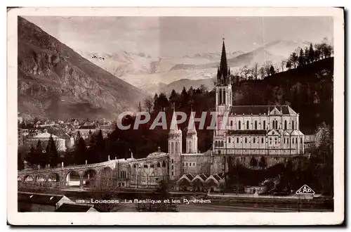 Cartes postales Lourdes La Basilique et les Pyrenees