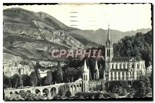 Cartes postales Lourdes La Basilique vue de cote et les Pyrenees